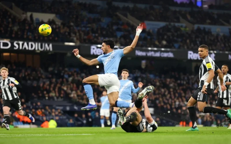 سبب مفاجئ وراء توقف مباراة مانشستر سيتي وليدز يونايتد لعدة دقائق وسط الملعب